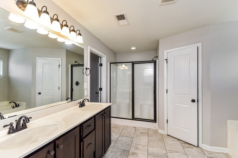 2,000/Mo, 2638 S Cherry Cv Southaven, MS 38672 Main Bathroom View 2