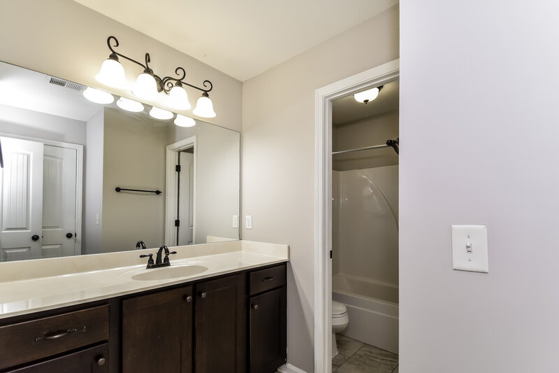 2,000/Mo, 2638 S Cherry Cv Southaven, MS 38672 Bathroom View