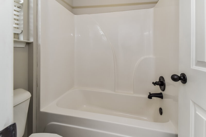 2,000/Mo, 2638 S Cherry Cv Southaven, MS 38672 Bathroom View 2