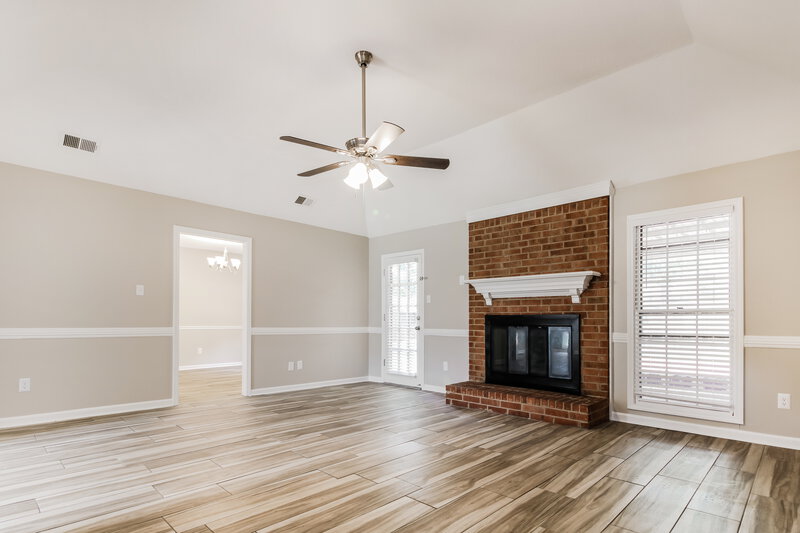 1,885/Mo, 8650 Oak Trail Ln Cordova, TN 38018 Living Room View 2