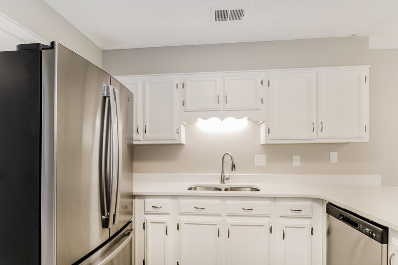 1,885/Mo, 8650 Oak Trail Ln Cordova, TN 38018 Kitchen View 2