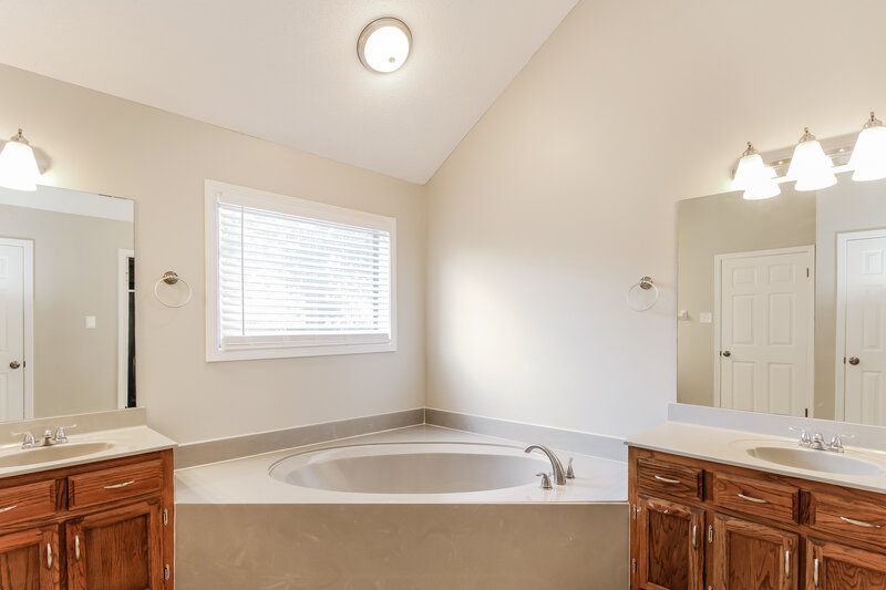 1,885/Mo, 8650 Oak Trail Ln Cordova, TN 38018 Main Bathroom View