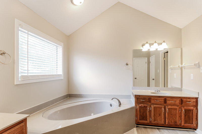 1,885/Mo, 8650 Oak Trail Ln Cordova, TN 38018 Main Bathroom View 2