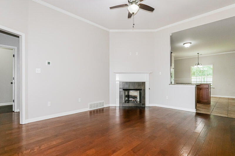 2,250/Mo, 5798 Bedford Loop W Southaven, MS 38672 Living Room View 2