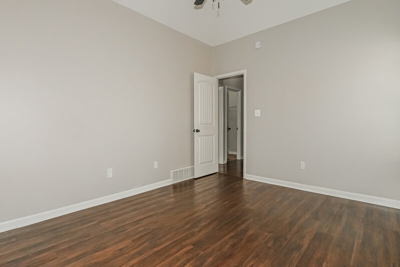 2,250/Mo, 5798 Bedford Loop W Southaven, MS 38672 Main Bedroom View 2