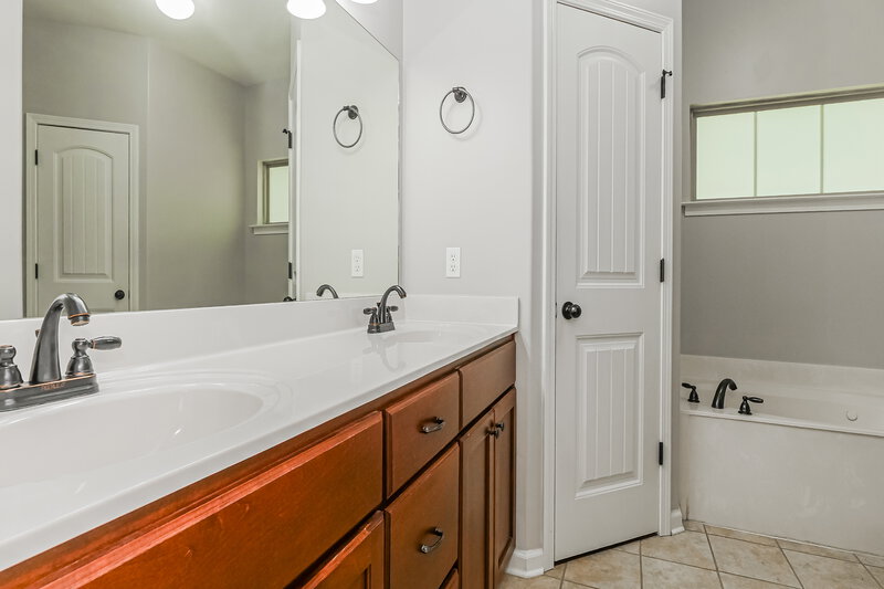 2,250/Mo, 5798 Bedford Loop W Southaven, MS 38672 Main Bathroom View