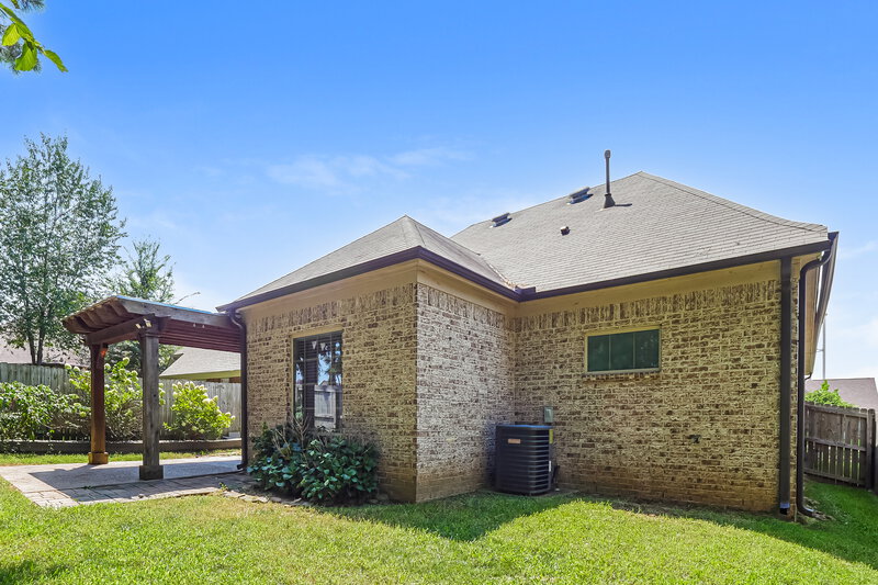2,250/Mo, 5798 Bedford Loop W Southaven, MS 38672 Rear View