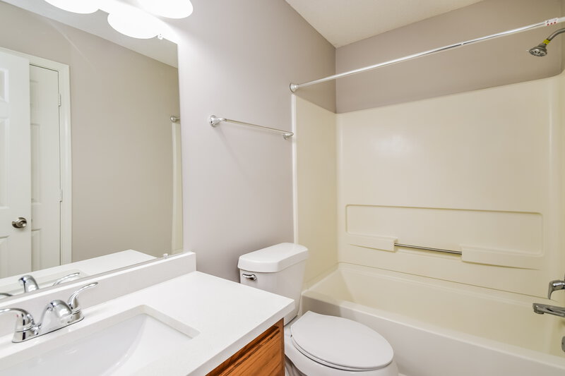 1,575/Mo, 7076 Foxhall Dr Horn Lake, MS 38637 Main Bathroom View