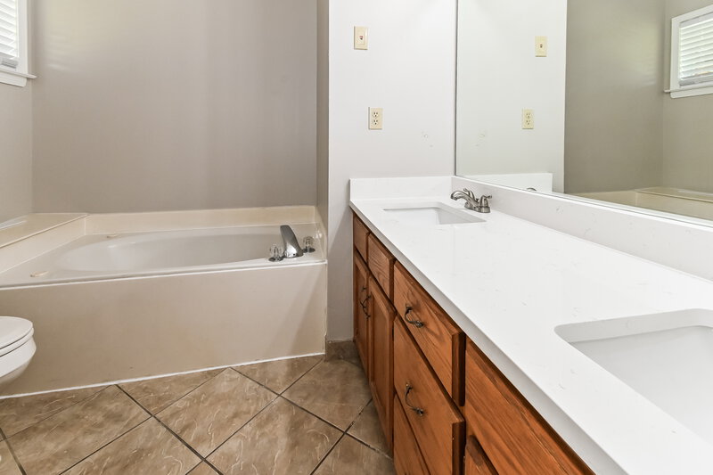1,645/Mo, 7650 Davis Pkwy Southaven, MS 38671 Main Bathroom View