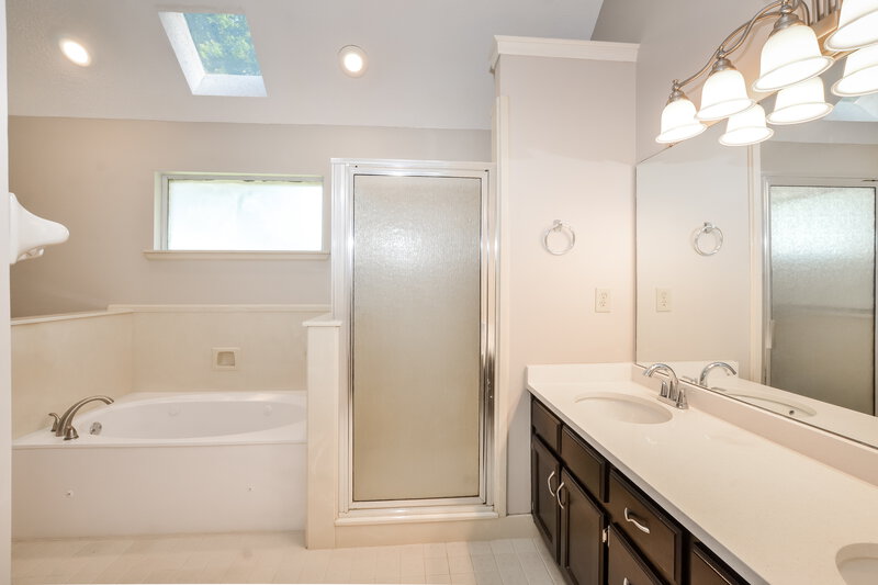 2,000/Mo, 6641 Bright Star Ln Bartlett, TN 38134 Main Bathroom View