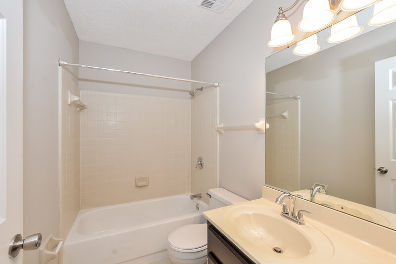 2,000/Mo, 6641 Bright Star Ln Bartlett, TN 38134 Bathroom View