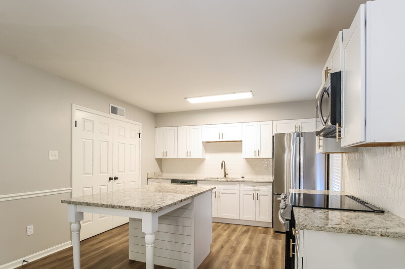1,815/Mo, 6170 Chickasaw Dr Olive Branch, MS 38654 Kitchen View 2