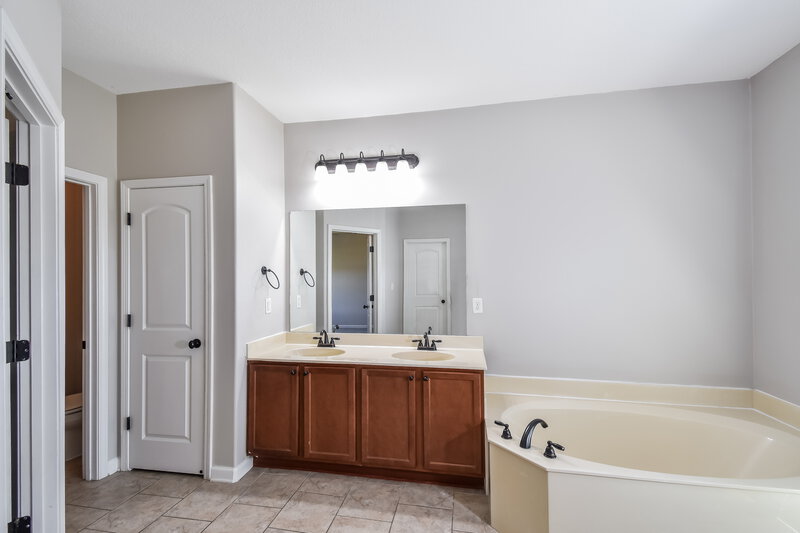 2,625/Mo, 95 Cypress Point Rd Oakland, TN 38060 Main Bathroom View