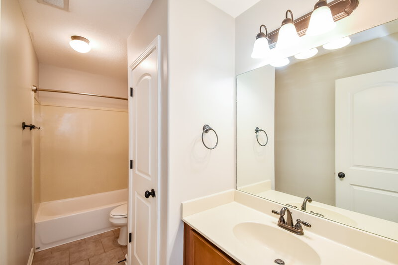 2,625/Mo, 95 Cypress Point Rd Oakland, TN 38060 Bathroom View