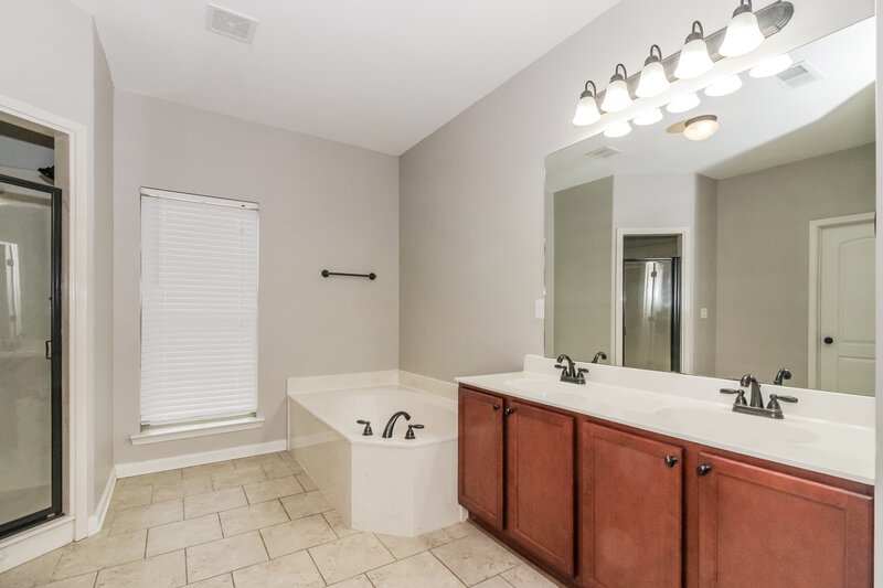 0/Mo, 170 Misty Fields Rd Oakland, TN 38060 Main Bathroom View