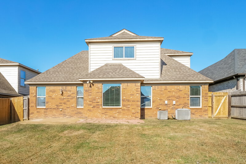 1,700/Mo, 40 Willow Springs Dr Oakland, TN 38060 Rear View