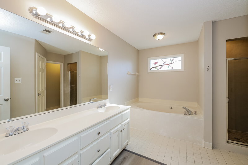 2,800/Mo, 6601 Baird Cv Bartlett, TN 38135 Main Bathroom View