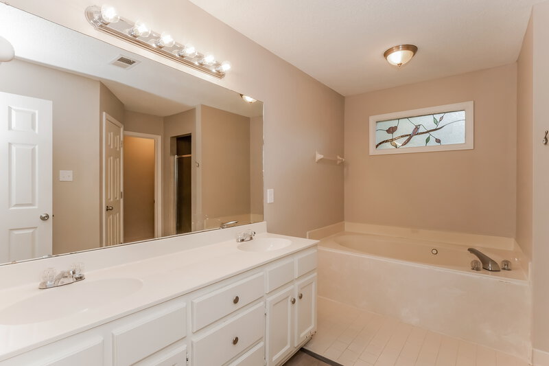 2,270/Mo, 6601 Baird Cv Bartlett, TN 38135 Main Bathroom View