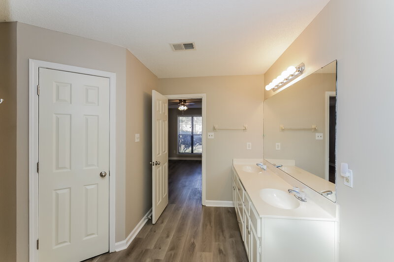 2,800/Mo, 6601 Baird Cv Bartlett, TN 38135 Main Bathroom View 2