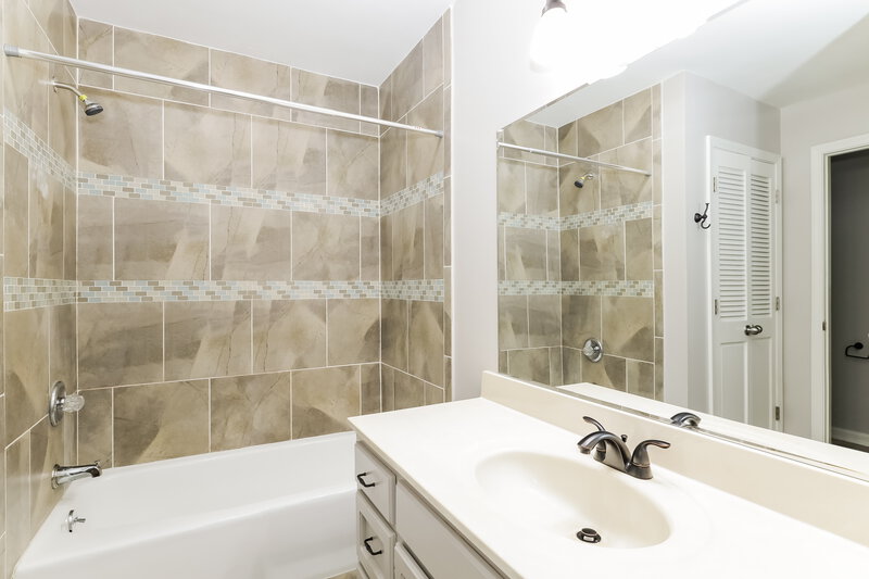 1,745/Mo, 6299 Cherokee Dr Olive Branch, MS 38654 Main Bathroom View