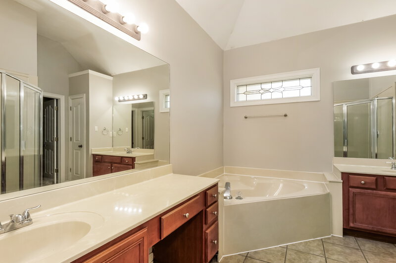 2,665/Mo, 1225 Havenwood Dr Cordova, TN 38018 Main Bathroom View