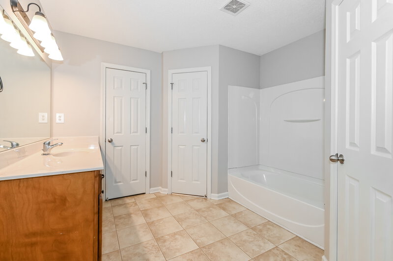 2,230/Mo, 3058 N Wren St Hernando, MS 38632 Main Bathroom View