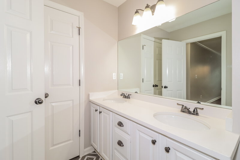 2,075/Mo, 7427 Fox Creek Dr Olive Branch, MS 38654 Main Bathroom View