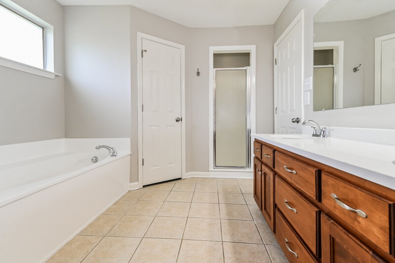 1,790/Mo, 7804 Keely Cv Olive Branch, MS 38654 Main Bathroom View