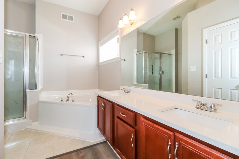 2,310/Mo, 1260 Whitten Rd Memphis, TN 38134 Main Bathroom View