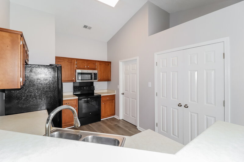 1,730/Mo, 8219 Martin Dr Southaven, MS 38671 Kitchen View 2