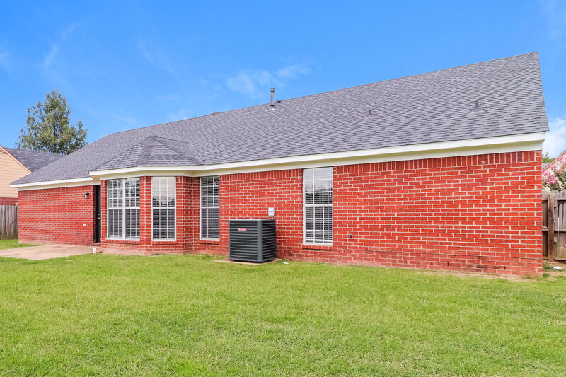 1,730/Mo, 8219 Martin Dr Southaven, MS 38671 Rear View