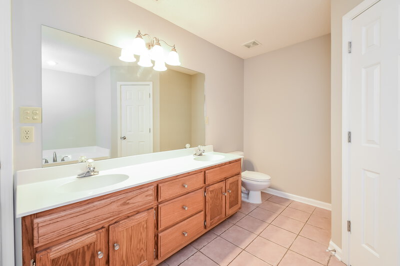 2,530/Mo, 1388 Big Ben N Hernando, MS 38632 Main Bathroom View