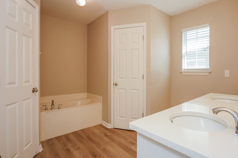 1,860/Mo, 8169 Manhatten Dr Southaven, MS 38671 Main Bathroom View