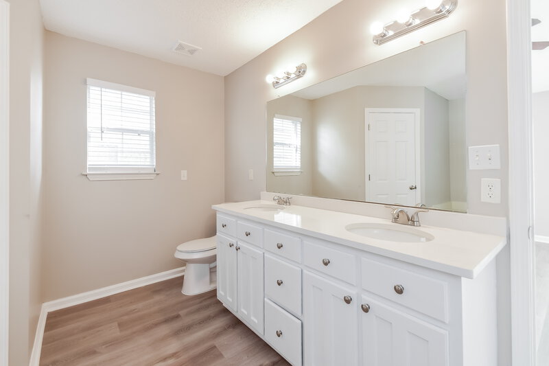 2,660/Mo, 8169 Manhatten Dr Southaven, MS 38671 Main Bathroom View