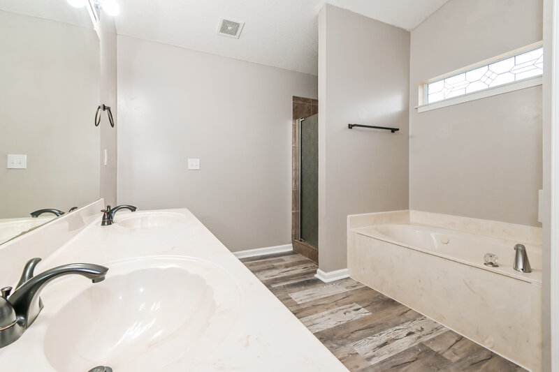 1,735/Mo, 7792 Sarah Ann Dr S Southaven, MS 38671 Main Bathroom View