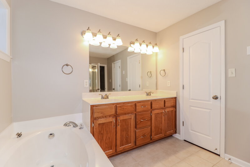1,885/Mo, 13086 Braybourne Pkwy Olive Branch, MS 38654 Main Bathroom View