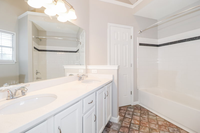 1,615/Mo, 15 Oak Lake Cv Oakland, TN 38060 Main Bathroom View