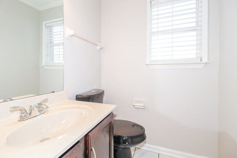 1,615/Mo, 15 Oak Lake Cv Oakland, TN 38060 Bathroom View