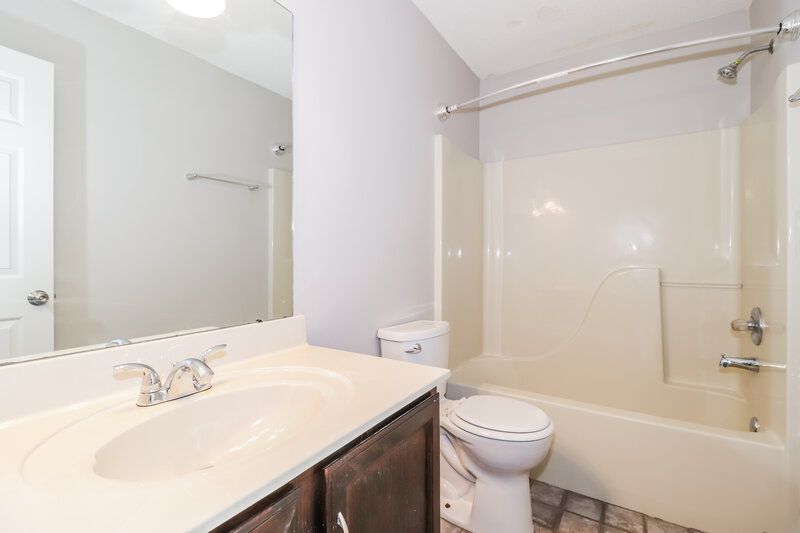 1,615/Mo, 15 Oak Lake Cv Oakland, TN 38060 Bathroom View 2