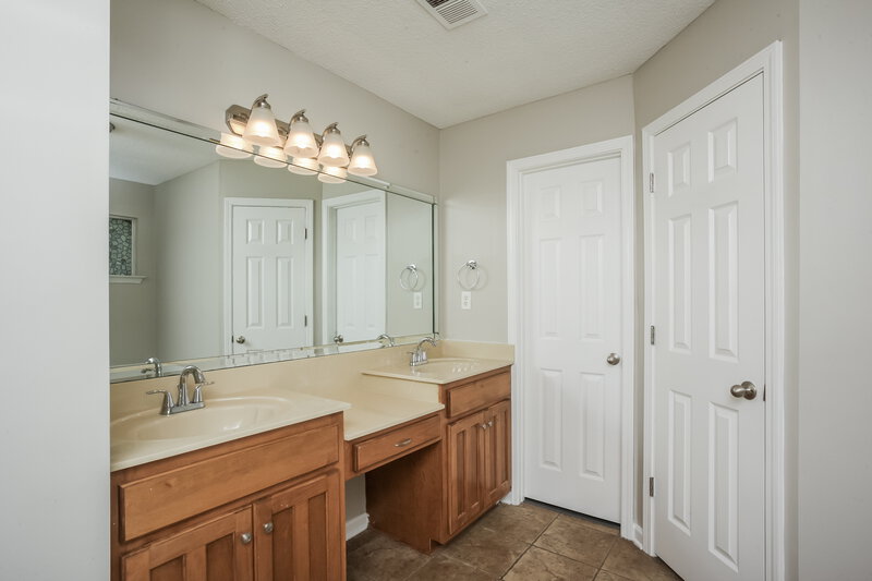 2,425/Mo, 5583 Sugarberry Ln Southaven, MS 38672 Main Bathroom View
