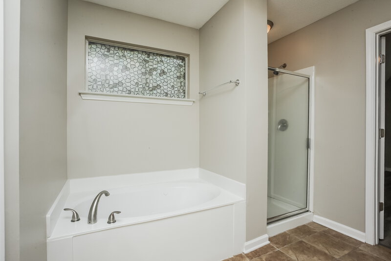 2,425/Mo, 5583 Sugarberry Ln Southaven, MS 38672 Main Bathroom View 2