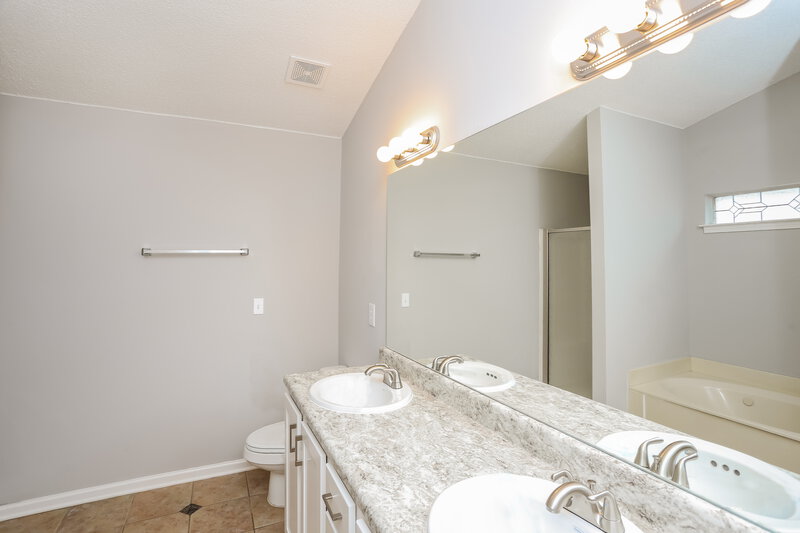 1,750/Mo, 7840 Mary Payton Dr Southaven, MS 38671 Main Bathroom View