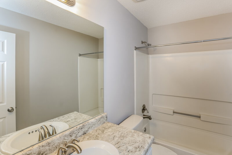 1,750/Mo, 7840 Mary Payton Dr Southaven, MS 38671 Bathroom View