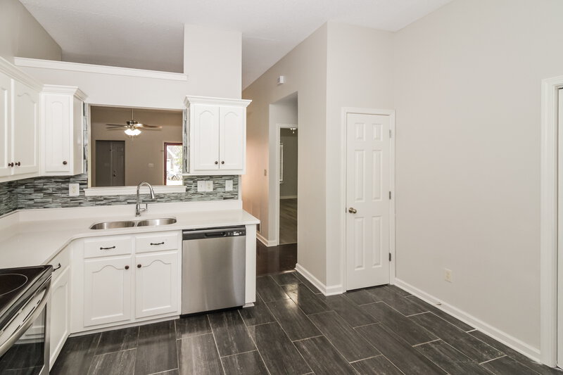 2,510/Mo, 9812 Southern Oak Way Olive Branch, MS 38654 Kitchen View 2