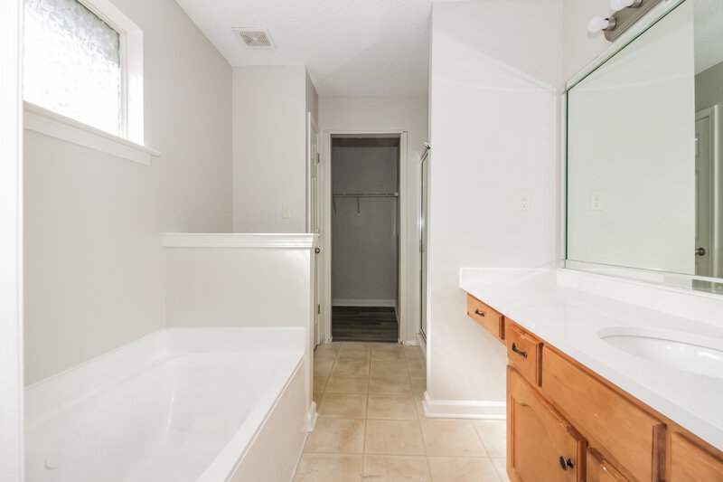 2,510/Mo, 9812 Southern Oak Way Olive Branch, MS 38654 Main Bathroom View 2