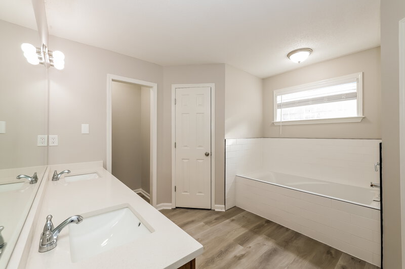 1,935/Mo, 6150 Woodstock View Dr Millington, TN 38053 Main Bathroom View