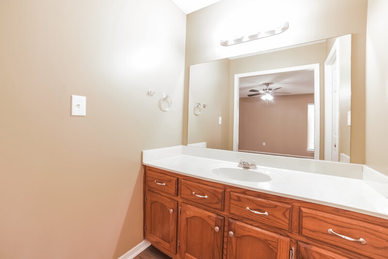 1,575/Mo, 10674 Oak Leaf Dr Olive Branch, MS 38654 Main Bathroom View