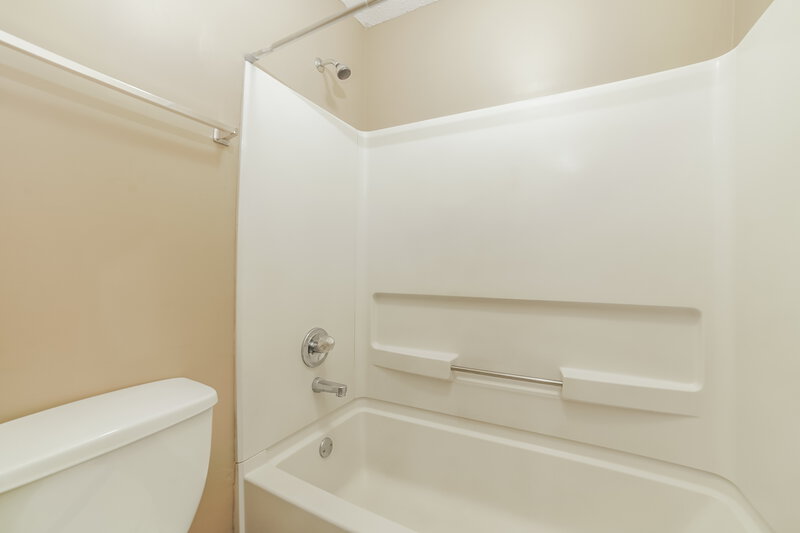 1,575/Mo, 10674 Oak Leaf Dr Olive Branch, MS 38654 Main Bathroom View 2