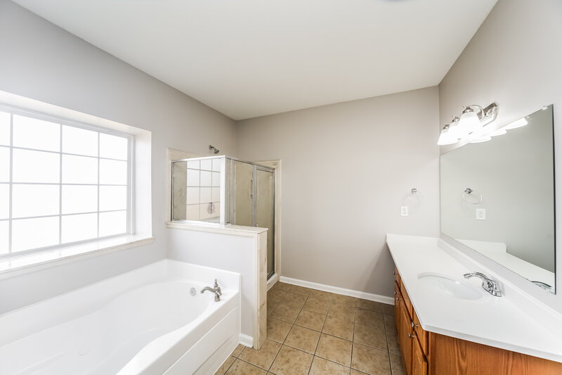 2,450/Mo, 7204 Millers Glen Way Memphis, TN 38125 Main Bathroom View