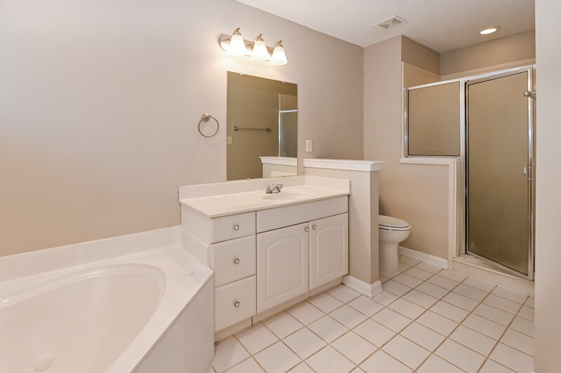 2,275/Mo, 5150 Bluff Springs Cv Bartlett, TN 38002 Main Bathroom View